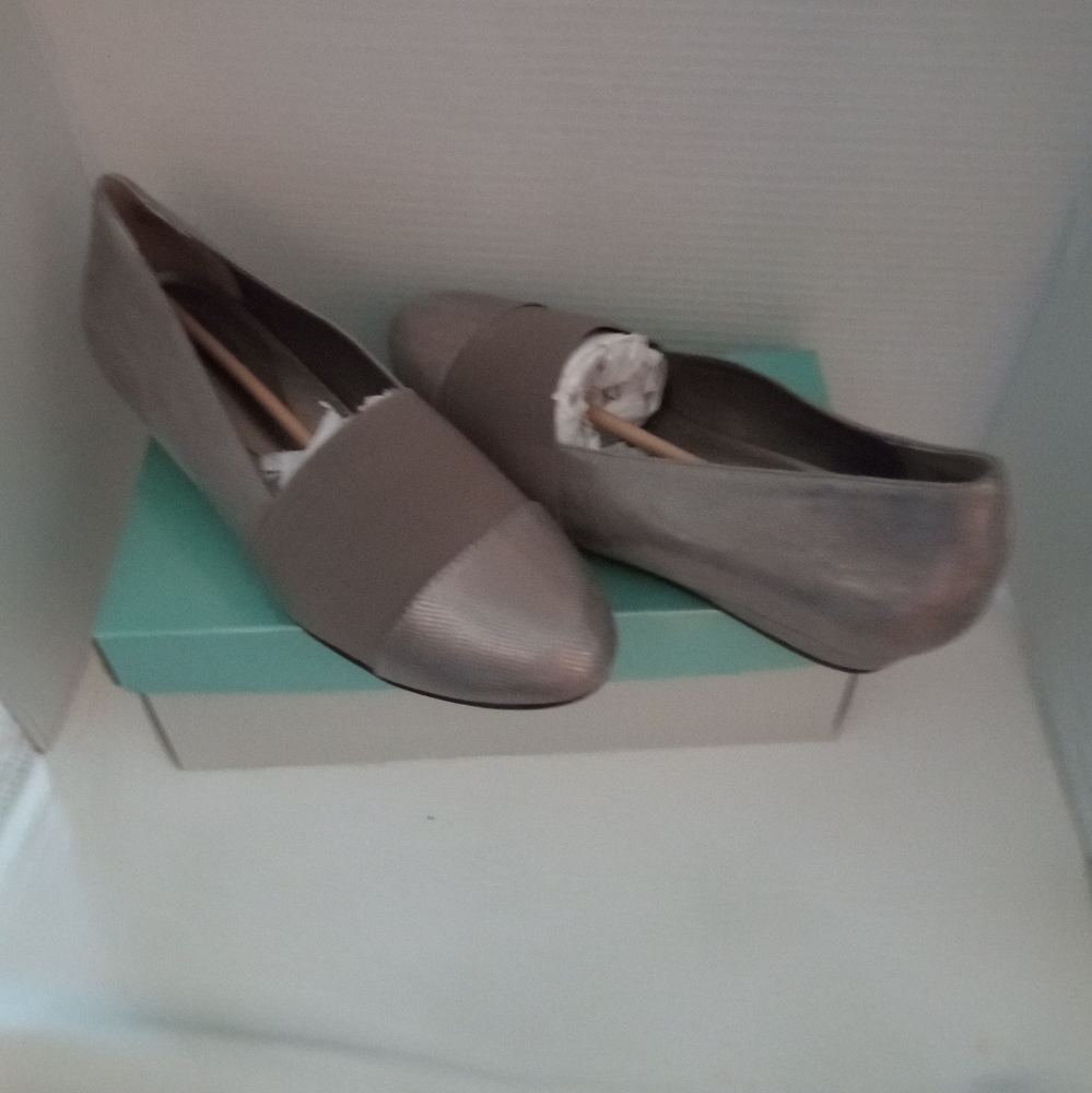Woman's slip on size 12 shoes - Picture 3 of 8